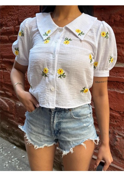 Beyaz Çiçek Nakışlı Kısa Kollu Gömlek