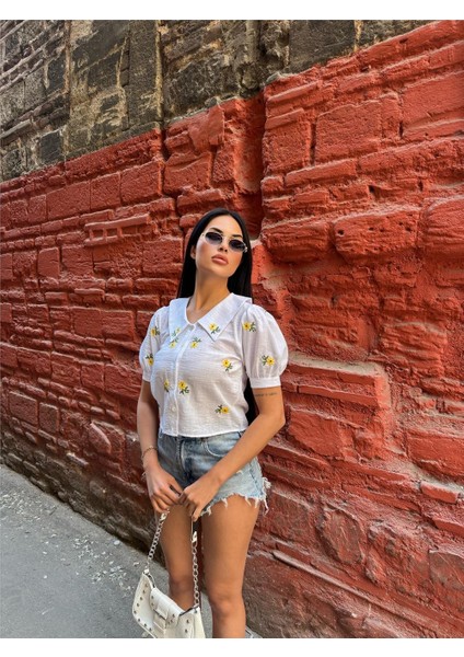 Beyaz Çiçek Nakışlı Kısa Kollu Gömlek fırsatları