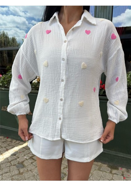 Beyaz Kalp Nakışlı Müslin Elastan Gömlek