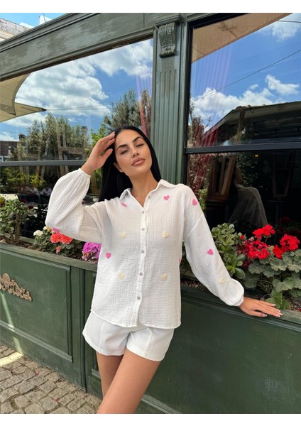 Beyaz Kalp Nakışlı Müslin Elastan Gömlek fiyatları