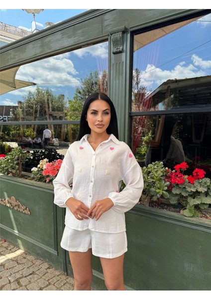Beyaz Kalp Nakışlı Müslin Elastan Gömlek fırsatları