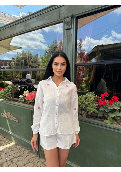 Beyaz Kalp Nakışlı Müslin Elastan Gömlek indirimleri