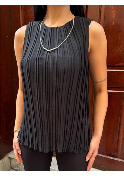 Siyah Astarlı Pileli Kolsuz Bluz