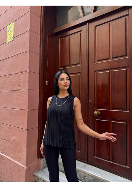 Siyah Astarlı Pileli Kolsuz Bluz fiyatları