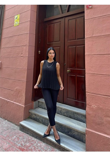 Siyah Astarlı Pileli Kolsuz Bluz fırsatları