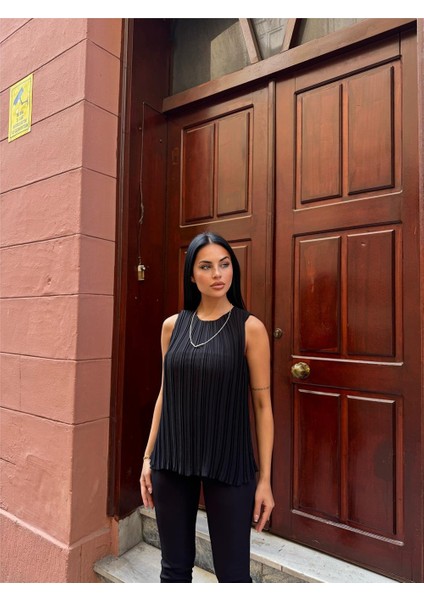 Siyah Astarlı Pileli Kolsuz Bluz indirimleri