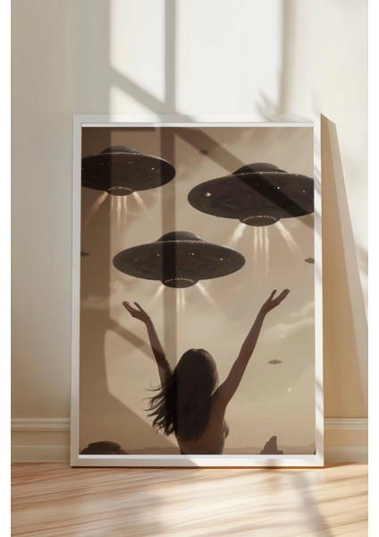 Beyaz Çerçeveli Tablo, Çölün Sessiz Tanığı – Retro Kadın ve Ufo Karşılaşması Poster No: 107487 modelleri