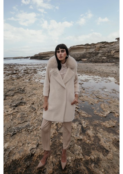 Çıkabilir Kürklü Işleme ve Inci Detaylı Peluş Kaban Bej 3959-TK