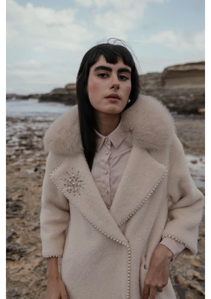 Çıkabilir Kürklü Işleme ve Inci Detaylı Peluş Kaban Bej 3959-TK fiyatları