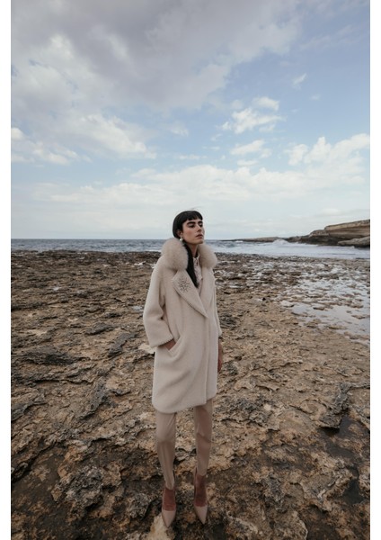 Çıkabilir Kürklü Işleme ve Inci Detaylı Peluş Kaban Bej 3959-TK modelleri