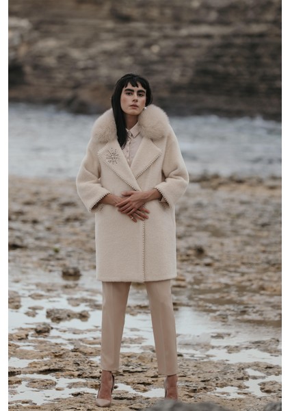 Çıkabilir Kürklü Işleme ve Inci Detaylı Peluş Kaban Bej 3959-TK fırsatları