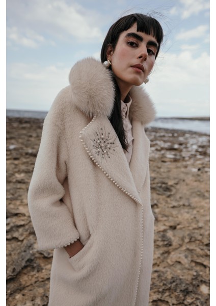Çıkabilir Kürklü Işleme ve Inci Detaylı Peluş Kaban Bej 3959-TK indirimleri