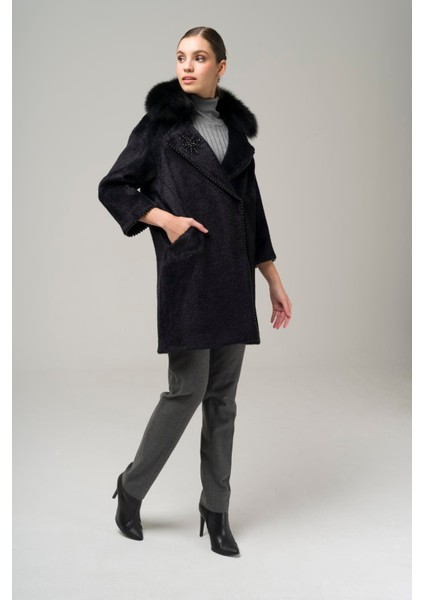 Çıkabilir Kürklü Işleme ve Inci Detaylı Peluş Kaban Siyah 3959-TK fırsatları