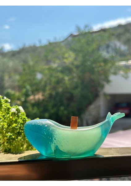 Balina Şeklinde El Yapımı Epoksi Mum – Ahşap Fitilli, Dekoratif & Yeniden Kullanılabilir (7X11,5CM)