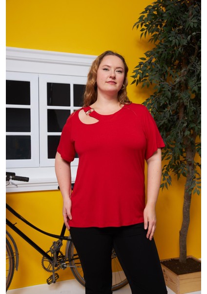 Yaka Halka Detaylı Büyük Beden Tişört Kırmızı