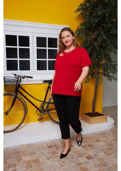Yaka Halka Detaylı Büyük Beden Tişört Kırmızı indirimleri
