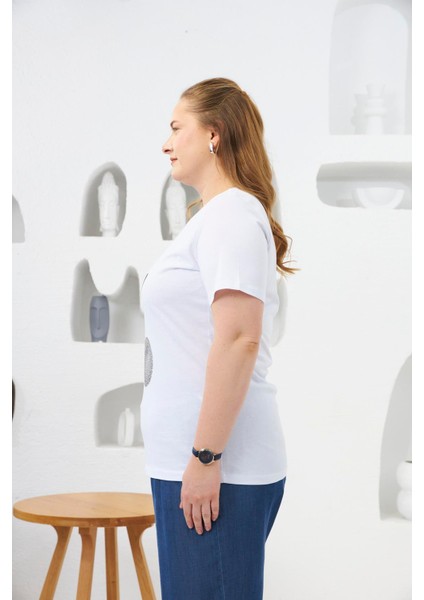 Taş Işlemeli Kiraz Desenli Büyük Beden Tişört Beyaz modelleri