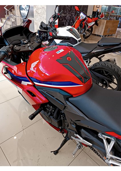 Honda CBR500 2025 ile Uyumlu Kaydırmaz 6d Karbon 20 Parça Tank Pad Seti GC30 modelleri