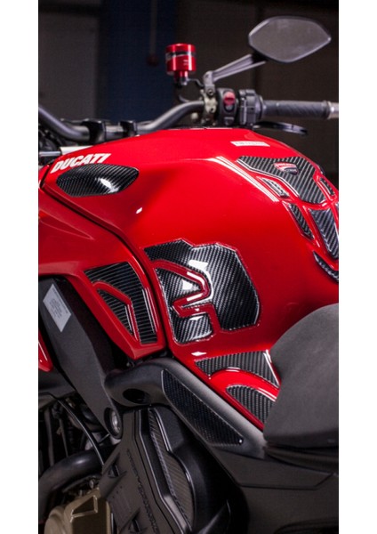 Ducati Panigale, Streetfighter, V4, V4S 2018-2024 ile Uyumlu Kaydırmaz 6D Karbon 22 Parça Tank Pad Seti GC12