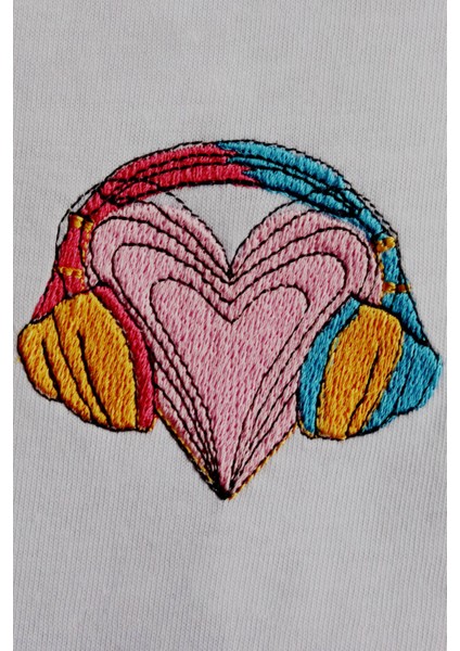 Renkli Kulaklık Kalpli Müzik T-Shirt (Xxl) fırsatları