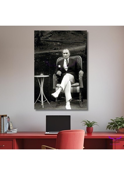 Tekli Dikey Kanvas Şık Ofis Tablosu Oturan Atatürk Portresi