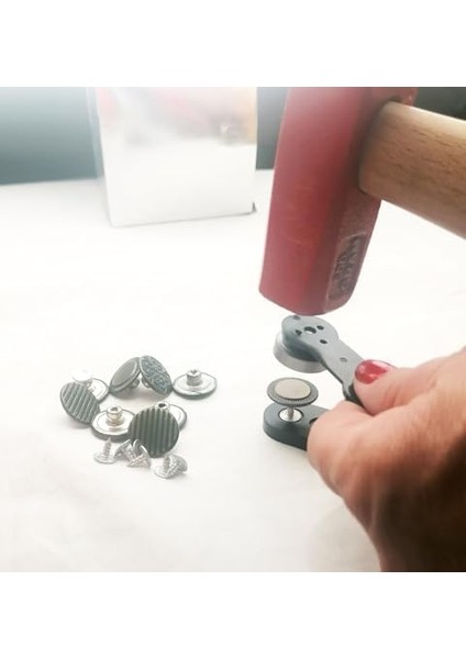 Düğme 20 mm Kendin Yap Kiti, Kot Pantolon, Kot Mont Için Çekiçle Uygulama Aparatları ve 8 Adet Çivili Düğme Takım-Paslanmaz Pirinç Siyah modelleri