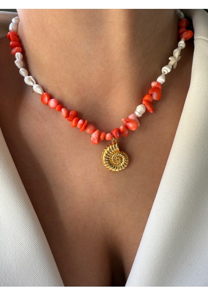 Mercan ve Taşı Detaylı Altın Midye Uçlu El Yapımı Kısa Kolye | Lusora Accessory modelleri