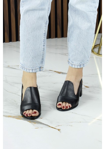 Emilia Siyah Hakiki Deri Arkası Açık Lastik Bantlı Kalın Topuklu Rahat Günlük Sandalet modelleri