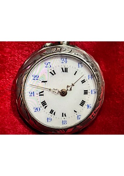 Gümüş Kasalı ve Kasanın Dışında Altın Süslemeler Olan 30 mm Çapında Antika Köstekli Saat fiyatları