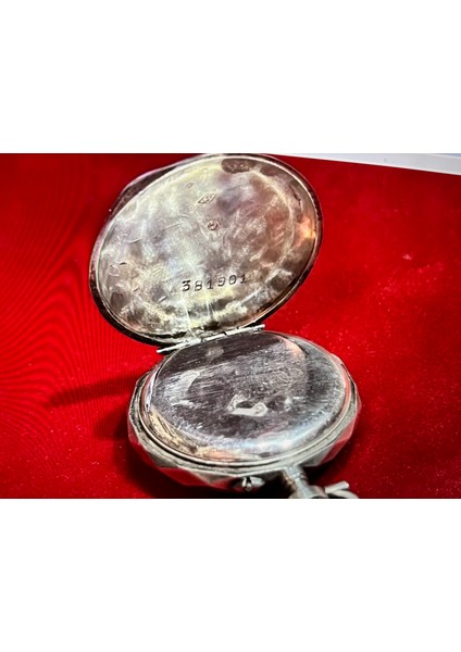 Gümüş Kasalı ve Kasanın Dışında Altın Süslemeler Olan 30 mm Çapında Antika Köstekli Saat modelleri
