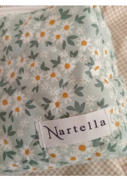 Cotton Blossom Kapitoneli Astarlı Makyaj ve Kozmetik Organizer Çanta Yeşil Zemin Papatya Desenli Elyaf Dolgulu Geniş Boy