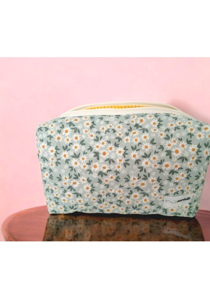 Cotton Blossom Kapitoneli Astarlı Makyaj ve Kozmetik Organizer Çanta Yeşil Zemin Papatya Desenli Elyaf Dolgulu Geniş Boy