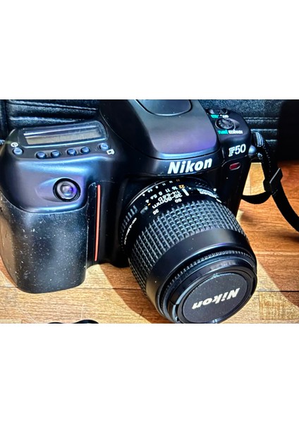 Nikon F50 Fotoğraf Makinası 2 Lens ve Çantasıyla - Pili Bitiktir Değişmesi Lazım - Çalışır fırsatları