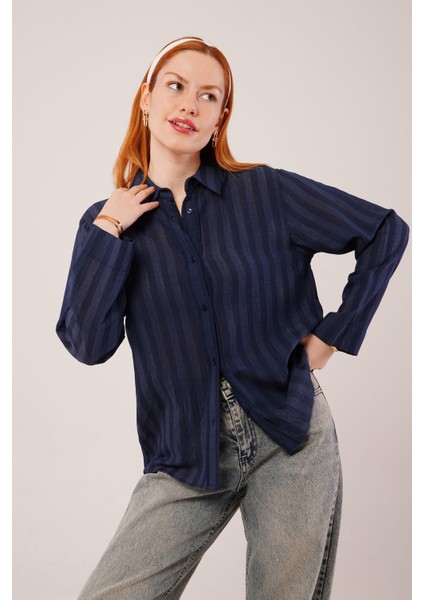 Düğmeli ve Çizgi Detaylı Lacivert Gömlek