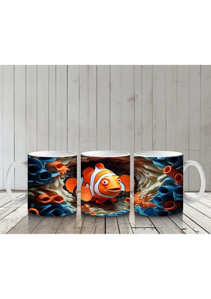 Mercanlar Arasında Yüzen Neşeli Palyaço Balığı – Baskılı Kahve Kupası