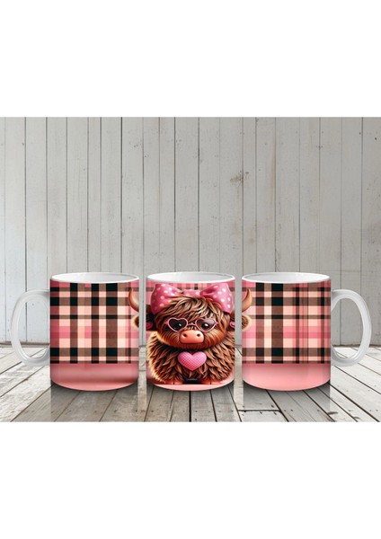 Kareli Fon Önünde Kalp Tutan Tatlı Buzağı – Baskılı Kahve Kupası