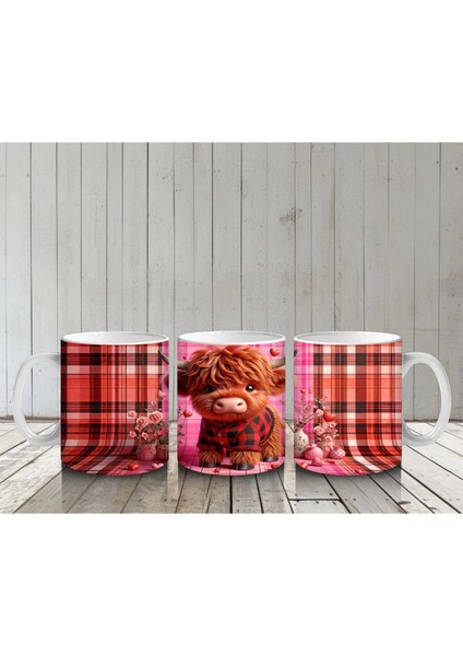 Ekose Zemin Üzerinde Kalpli Boynuzlu Sevimli Inek – Baskılı Kahve Kupası