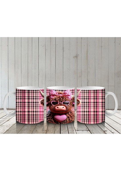 Kare Desenli Fon Üzerinde Kalpli Tatlı Boğa – Baskılı Kahve Kupası