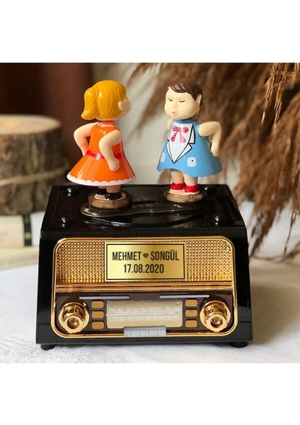 Isme Özel Hareket Eden ve Öpüşen Çift Nostaljik Müzik ve Takı Kutusu