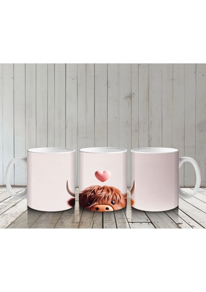 Kalp Figürüyle Süslenmiş Sevimli Inek Başlığı - Baskılı Kahve Kupası