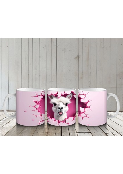 Pembe Arka Planlı Çatlak Zeminden Bakan Sevimli Lama - Baskılı Kahve Kupası