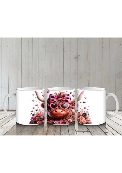 Çiçekler ve Kalplerle Süslenmiş Boğa Figürü – Baskılı Kahve Kupası