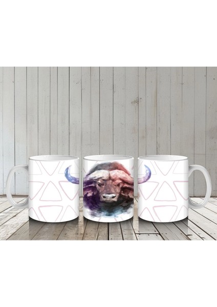 Üçgen Desenli Arka Planda Suluboya Tarzı Manda Illüstrasyonu - Baskılı Kahve Kupası