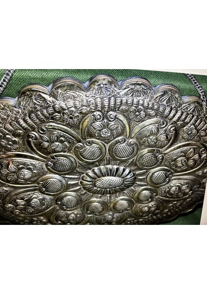 Gümüş Duvar Aynası 29,5 cm x 21 cm x 1 cm Ölçülerinde modelleri