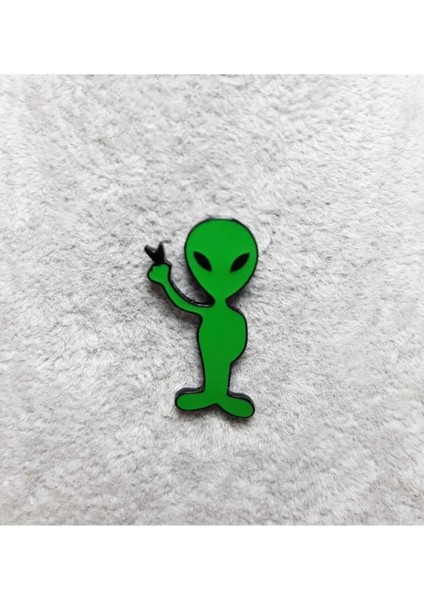 Barış Işareti Yapan Yeşil Uzaylı Rozet. Mineli, Metal. Çanta Süsü, Okul Çantası Süsü.