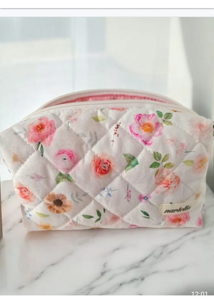 Pembe Çiçek Desenli Kapitoneli Kozmetik ve Makyaj Çantası Büyük Boy Organizer Astarlı Elyaf Dolgulu fırsatları