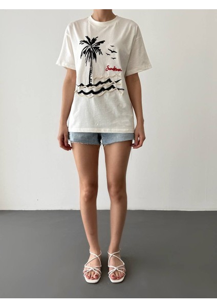 Erica Beyaz Baskılı Nakışlı Tshirt fiyatları