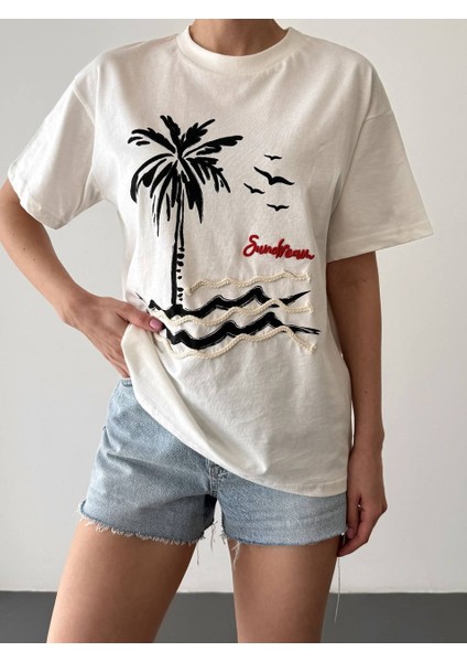 Erica Beyaz Baskılı Nakışlı Tshirt fırsatları