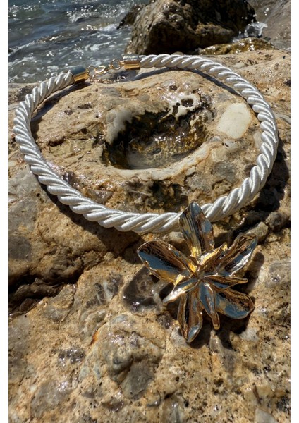 Lilyum Çiçekli Halat Kolye fiyatları