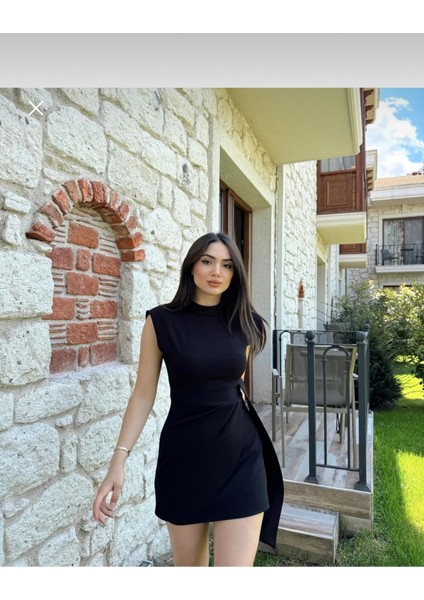 Vatkalı Pelerin Detaylı Kuyruklu Mini Elbise